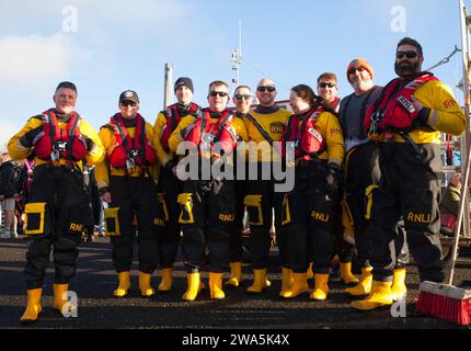 Helensburgh Lifeboat Crew beim New Year Dook in Rhu Marina, Schottland Stockfoto