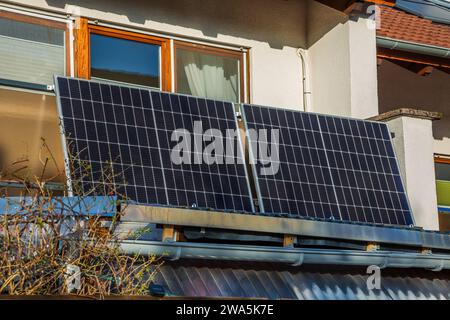 Balkonsolarkraftwerk. Solarbatterie an der Balkonwand. Mini-PV-Anlagen erzeugen Ihren eigenen Strom-Plug-Play. Stockfoto