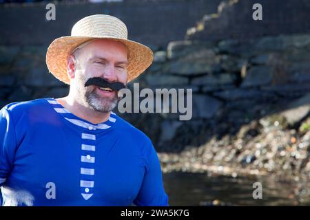 Neujahr Dook in Rhu Marina, Helensburgh, Schottland. Mann in viktorianischen Kostümen, Stockfoto