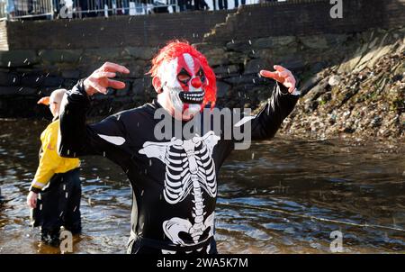 Neujahr Dook in Rhu Marina, Helensburgh, Schottland. Mann im Skelett-Kostüm. Stockfoto
