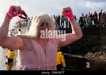 Neujahr Dook in Rhu Marina, Helensburgh, Schottland. Ein Mann, der als Barbie gekleidet ist Stockfoto