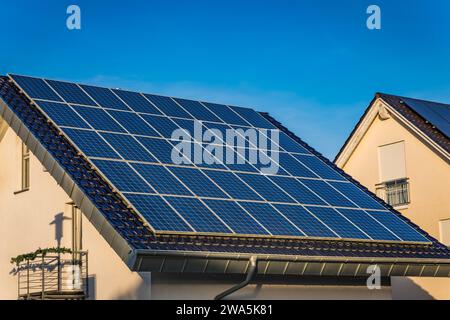 Photovoltaikpaneele auf dem Dach des Familienhauses, Solarpaneele. Umwelt- und Technologiekonzepte. Stockfoto