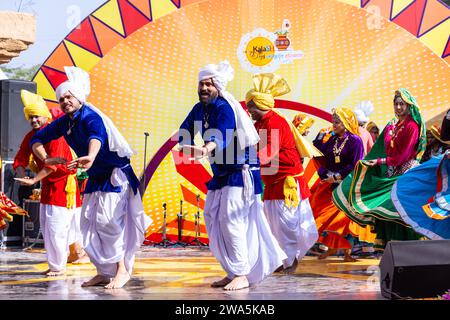 Porträt von männlichen Künstlern aus haryana, während sie den Volkstanz von haryana in ethnischer Kleidung und Turban auf der Surajkund Craft Fair aufführen. Stockfoto