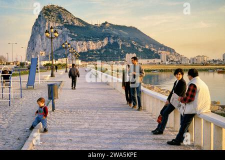 Einheimische in der Avenida de España in La Linea de la Concepcion, Costa del Sol, in der Bucht von Algeciras, dem Felsen von Gibraltar in der Ferne, Andalusien Spanien Stockfoto