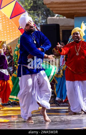 Porträt von männlichen Künstlern aus haryana, während sie den Volkstanz von haryana in ethnischer Kleidung und Turban auf der Surajkund Craft Fair aufführen. Stockfoto