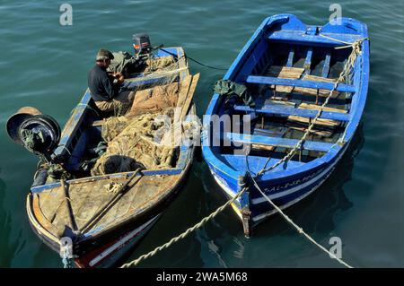 Fischer, die Netze reparieren, Fischerboot in der Bucht von Algeciras, Av de España in La Linea de la Concepcion, Costa del Sol, in der Nähe von Gibraltar, Andalusien, Spanien Stockfoto