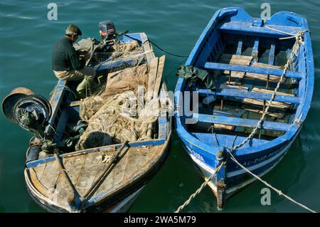 Fischer, die Netze reparieren, Fischerboot in der Bucht von Algeciras, Av de España in La Linea de la Concepcion, Costa del Sol, in der Nähe von Gibraltar, Andalusien, Spanien Stockfoto