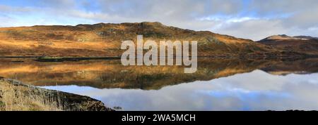 Bergreflektionen in Loch Gleann Dubh, Kylesku Village, Sutherland, Nordwest Schottland, Großbritannien Stockfoto
