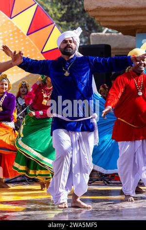 Porträt von männlichen Künstlern aus haryana, während sie den Volkstanz von haryana in ethnischer Kleidung und Turban auf der Surajkund Craft Fair aufführen. Stockfoto