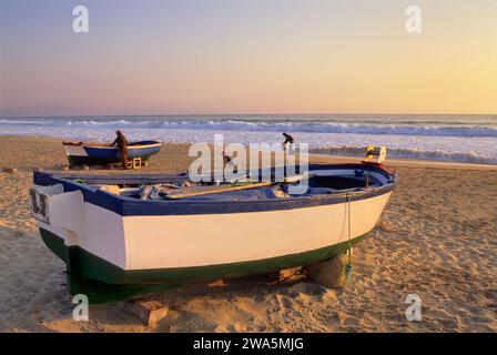 Fischerboote am Strand am Mittelmeer in Zahara de Los Atunes, Costa De La Luz, Andalusien, Spanien Stockfoto