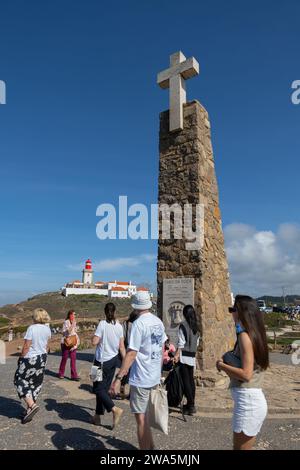 Cabo da Roca, Portugal - das Denkmal der Menschen im Inneren des Monuments kündigt Cabo da Roca als westlichsten Punkt des Kontinentaleuropas an, mit Leuchtturm im Hintergrund. Stockfoto