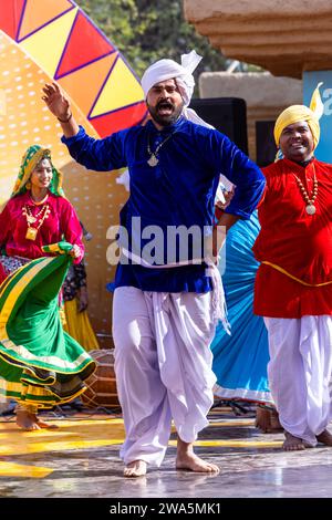 Porträt von männlichen Künstlern aus haryana, während sie den Volkstanz von haryana in ethnischer Kleidung und Turban auf der Surajkund Craft Fair aufführen. Stockfoto