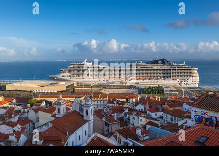 Lissabon, Portugal - 15. Oktober 2023 - Kreuzfahrtschiff MSC Preziosa am Kreuzfahrthafen Jardim do Tabaco Quay in der Hauptstadt, Stadtbild des Alfama-Viertels. Stockfoto