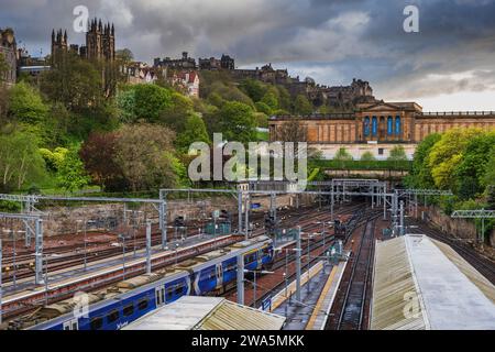 Edinburgh, Schottland, Großbritannien - 10. Mai 2023 - Zug am Hauptbahnhof Edinburgh Waverley, Skyline der Altstadt und National Galleries of Scotland Art mus Stockfoto