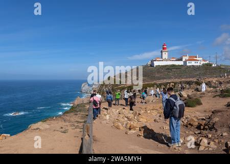 Cabo da Roca, Portugal - 14. Oktober 2023 - Touristen am berühmten Aussichtspunkt Cabo da Roca mit historischem Leuchtturm am Atlantik, westlichster Punkt Stockfoto