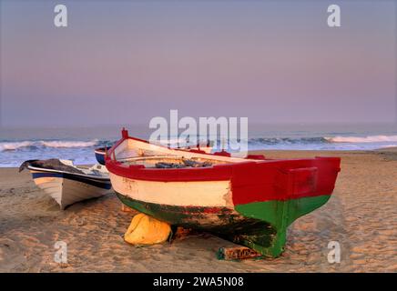Fischerboote bei Sonnenaufgang am Mittelmeerstrand in Zahara de los Atunes, Costa de la Luz, Andalusien, Spanien Stockfoto