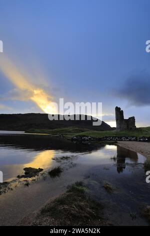 Blick auf den Sonnenuntergang über Ardvreck Castle am Loch Assynt, Sutherland, Nordwesten Schottlands, Großbritannien Stockfoto