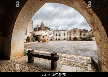 Monpazier, Nouvelle Aquitaine, Frankreich - 31. Dezember 2023: Place des Cornieres, Marktplatz in der bastide von Monpazier aus dem 13. Jahrhundert in der Dor Stockfoto