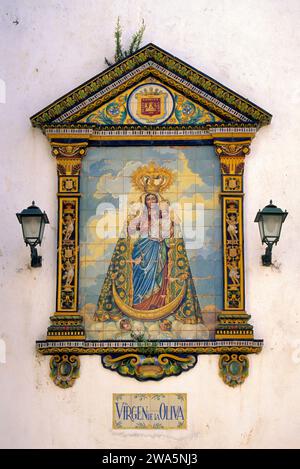 Gefliestes Azulejo-Bild von Virgen de la Oliva in der Kirche in Vejer da la Frontera, Andalusien, Provinz Cadiz, Spanien Stockfoto