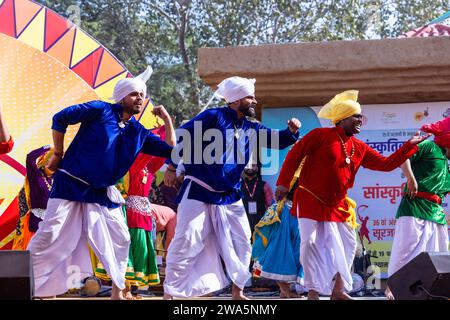 Porträt von männlichen Künstlern aus haryana, während sie den Volkstanz von haryana in ethnischer Kleidung und Turban auf der Surajkund Craft Fair aufführen. Stockfoto