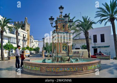 Brunnen an der Plaza de España, zentraler Platz in Vejer da la Frontera, Andalusien, Provinz Cadiz, Spanien Stockfoto