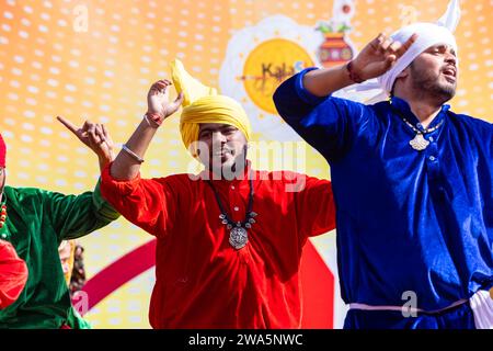 Porträt von männlichen Künstlern aus haryana, während sie den Volkstanz von haryana in ethnischer Kleidung und Turban auf der Surajkund Craft Fair aufführen. Stockfoto