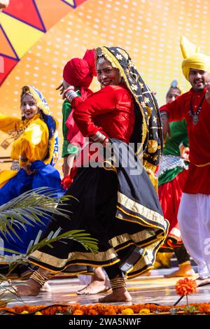 Gruppe von schönen Künstlerinnen aus haryana, während sie den Volkstanz von haryana in ethnischer Kleidung auf der Surajkund Craft Fair vorführen. Stockfoto