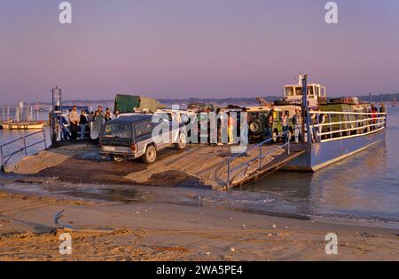 Fahrzeuge, die mit der Fähre geladen werden, um ein Wochenende im Coto Doñana Natl Park in Sanlucar de Barrameda am Fluss Guadalquivir, Costa de la Luz, Andalusien, Spanien zu verbringen Stockfoto