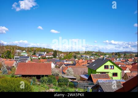 Sonniges Stadtbild im Walzbachtal im Frühling - Wössingen, Deutschland Stockfoto