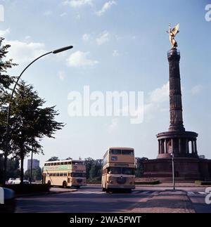 Original-Bildunterschrift: Busse der Linien 24E und 16 an der Siegessäule, Berlin, Deutschland 1964. Stockfoto