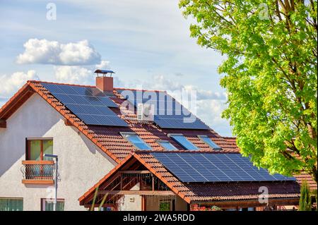 Haus mit Erweiterung und Solarpaneelen und Wärmepumpe auf den Dächern Stockfoto