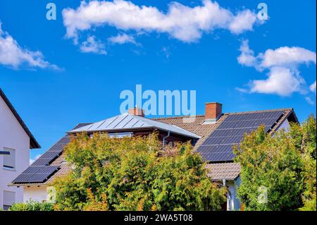 Photovoltaikanlage auf dem Hausdach Stockfoto