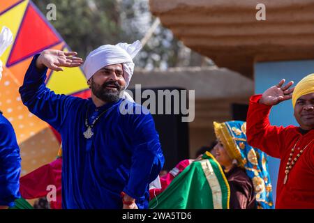 Porträt von männlichen Künstlern aus haryana, während sie den Volkstanz von haryana in ethnischer Kleidung und Turban auf der Surajkund Craft Fair aufführen. Stockfoto