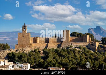 Allgemeiner Blick auf die Alcazaba de Antequera, Malaga, Andalusien, Spanien, maurische Festung bei Tageslicht Stockfoto