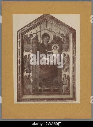 Fotoproduktion eines Gemäldes von Cimabue, Maria mit Kind auf einem Thron umgeben von Engeln, ca. 1875 - ca. 1900 Foto Santa Maria NovellaAfter Gemälde von: Italien Karton. Fotografischer Trägeralbumendruck Madonna: Maria sitzend oder thronend, das Christuskind auf ihrem Schoß (oder vor ihrem Busen) (Maria stellte manchmal halblang dar). Engel Santa Maria Novella Stockfoto