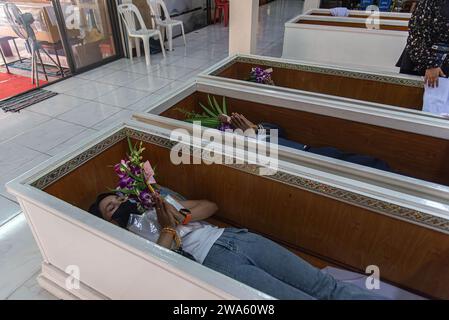 Bangkok, Thailand. Januar 2024. Buddhistische Anhänger lagen in Särgen, um eine Auferstehungszeremonie im Wat Bang Na Nai Tempel durchzuführen. Eine Auferstehungszeremonie ist ein jährliches Neujahrsritual für Glauben, und der auferstandene Anbeter wird von seinem schlechten Karma gereinigt und wird im Neujahr mit Glück und Gesundheit gesegnet. Quelle: SOPA Images Limited/Alamy Live News Stockfoto