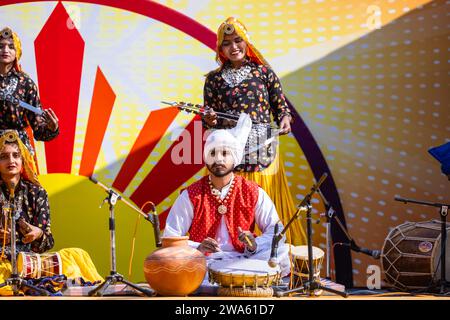 Porträt von männlichen Künstlern aus haryana, während sie den Volkstanz von haryana in ethnischer Kleidung und Turban auf der Surajkund Craft Fair aufführen. Stockfoto