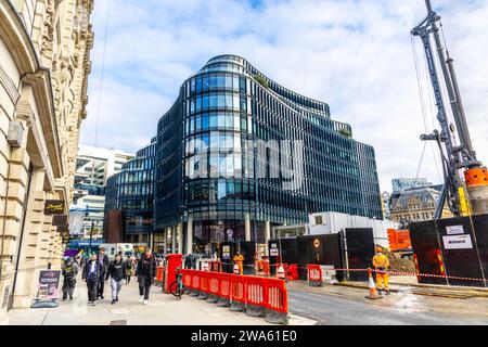 Glasfassade des Bürogebäudes 100 Liverpool Street und Bauarbeiten an der One Liverpool Street, London, England Stockfoto