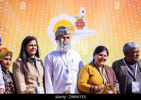 Porträt von männlichen Künstlern aus haryana, während sie den Volkstanz von haryana in ethnischer Kleidung und Turban auf der Surajkund Craft Fair aufführen. Stockfoto