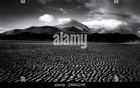 Ein schneebedecktes Gebirge von Mourne vom Newcastle Beach, County Down, Nordirland Stockfoto