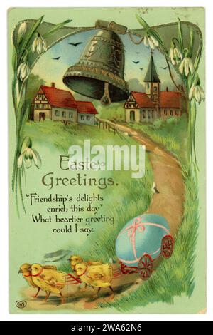 Originale frühe geprägte Ostergrüßkarte, von Küken, die ein Ei auf einem Wagen ziehen, veröffentlicht Worthing am 15. April 1911. GROSSBRITANNIEN Stockfoto