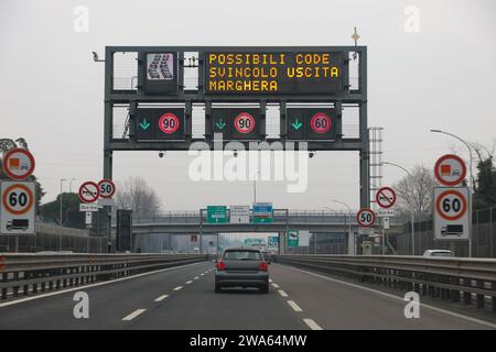 Großes Straßenschild in Italien mit dem großen Text, der mögliche Warteschlangen an der Kreuzung Marghera aufgrund des Verkehrs bedeutet Stockfoto