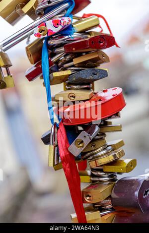 Viele Vorhängeschlösser sind am Brückengeländer verschlossen, ein Brauch der Liebe Stockfoto