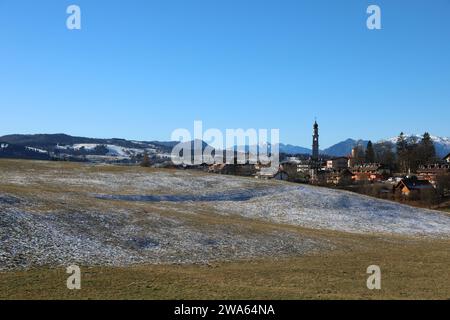 Landschaft des Hochplateaus und der Stadt CANOVE mit schneereichen Wiesen im Winter in Norditalien Stockfoto