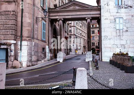 Bogen zwischen der Altstadt von Genf und der Promenade de la Treille und den Straßen in der Schweiz Stockfoto