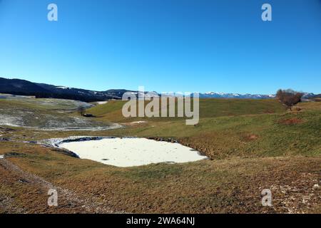 Landschaft des Hochplateaus zwischen der Stadt CANOVE und ASIAGO in Norditalien im Winter Stockfoto