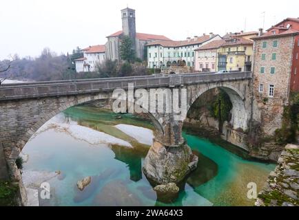 Brücke PONTE DEL DIAVOLO, was auf Italienisch Teufelsbrücke der Stadt CIVIDALE in der Provinz UDINE in Norditalien und der Nati bedeutet Stockfoto