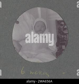 Porträt des sechswöchigen Babys Klaas Kleiterp in Malang, 1920 Fotografie Teil des Fotoalbums der Familie Kleiterp-Vermeulen mit Aufnahmen der Kinder Klaas und Tiny in Niederländisch-Indien. Malang Papier. Fotografische Unterstützung Säugling, Baby  das Alter des Mannes Niederländisch-Indien, die. Malang Stockfoto
