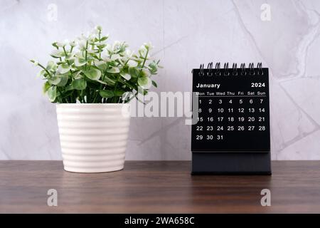 Tischkalender Januar 2024 und Topfpflanze Stockfoto