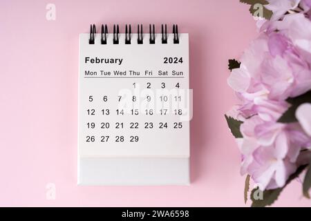 Februar 2024 Tischkalender auf rosa Hintergrund flach gelegt Stockfoto